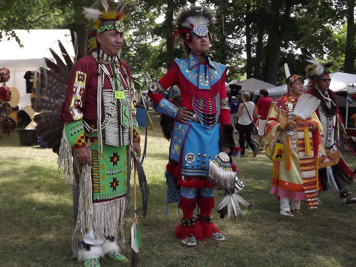 Trang phục thổ dân da đỏ bản địa Canada
